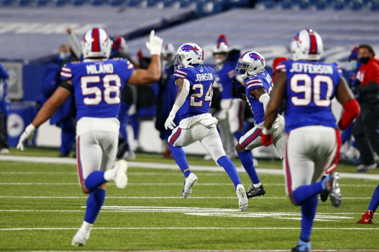 NFL 4-on-4: Bills slot corner Taron Johnson met een pick six tegen de Ravens