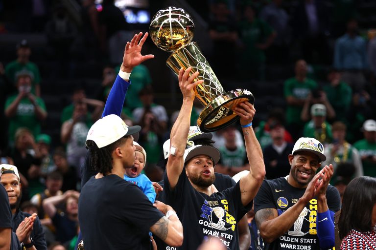 Curry en Warriors pakken vierde NBA-titel in acht jaar