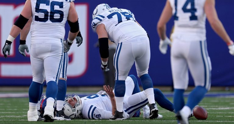 Indianapolis Colts: Out of Luck - Colts-QB Nick Foles ligt geblesseerd op de grond.