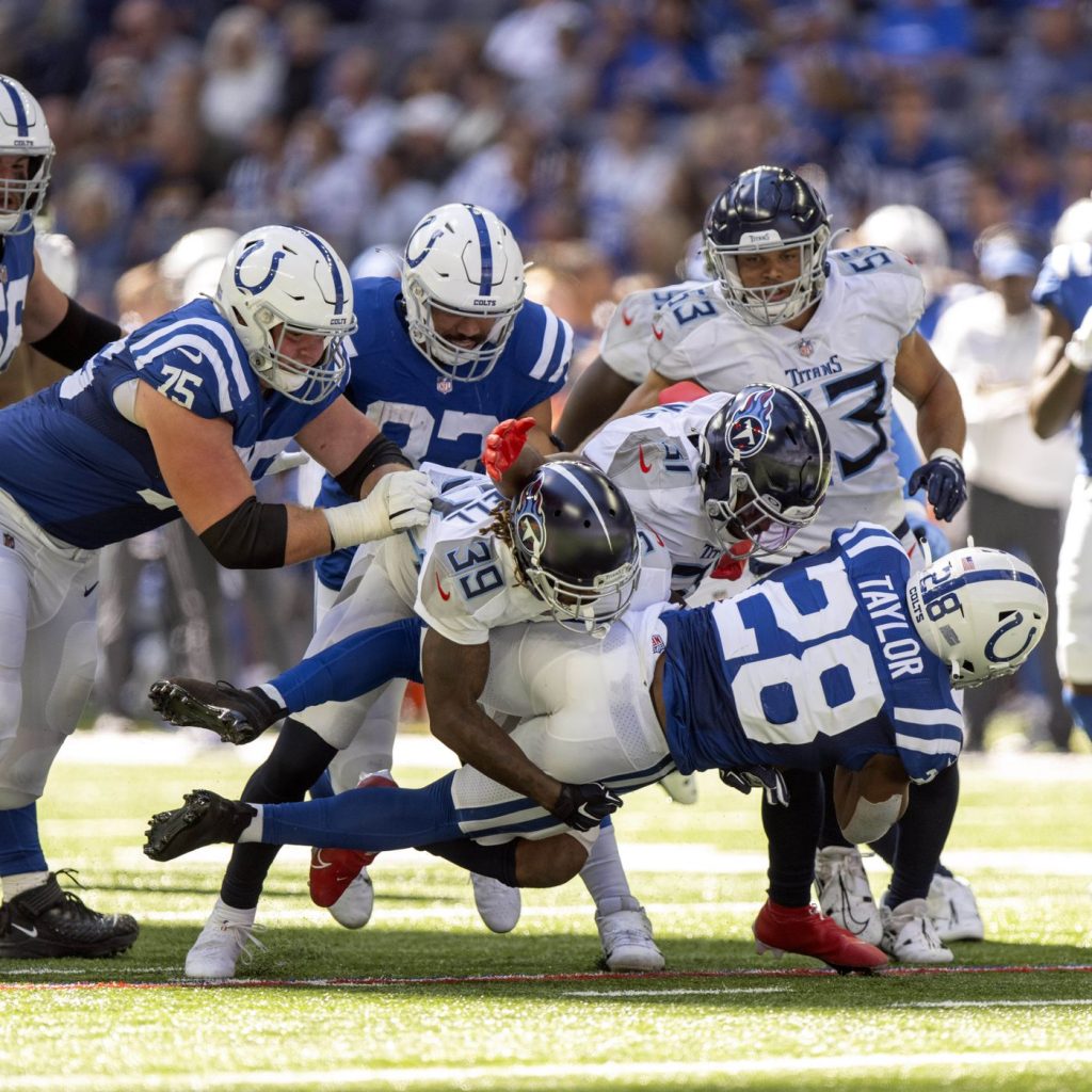 Colts-RB Jonathan Taylor krijgt een harde tackle te verduren. Foto: Marc Lebryk/USA TODAY Sports
