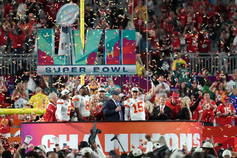Kansas City Chiefs winnen enerverende Super Bowl LVII - De Chiefs vieren feest na de winst.