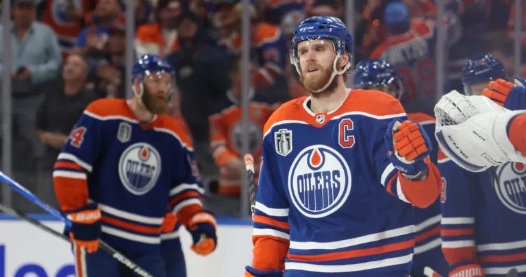 Stanley Cup Final: ontketende Oilers houden seizoen in leven met klinkende zege