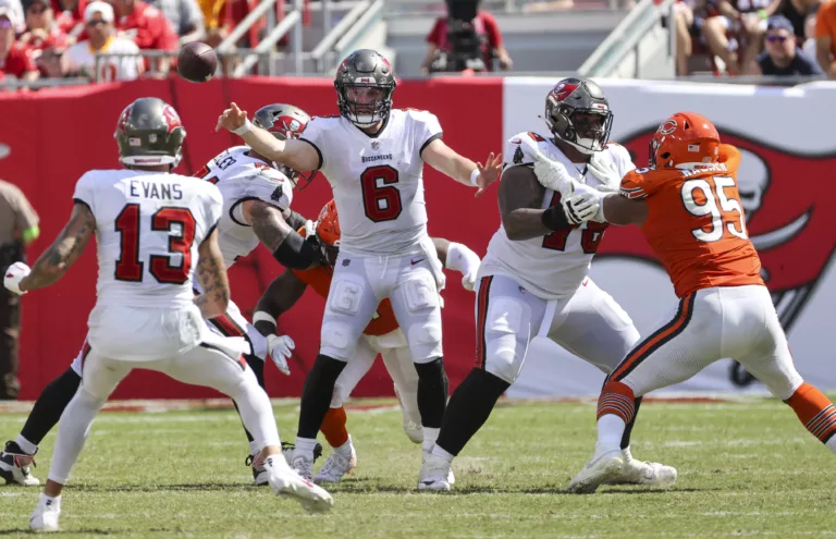 Tampa Bay Buccaneers quarterback Baker Mayfield gooit de bal naar wide receiver Mike Evans