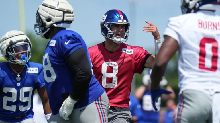 Daniel Jones geeft aanwijzingen tijdens training camp - NFL 32-in-32 | New York Giants: Op zoek naar eerherstel