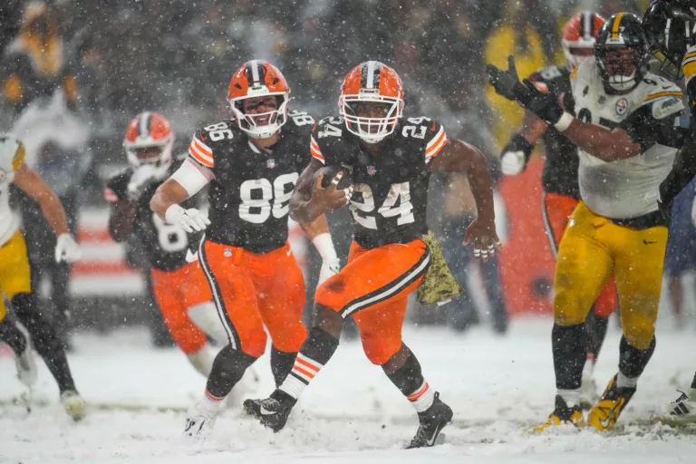 Chubb en de Browns versloegen de Steelers in de sneeuw