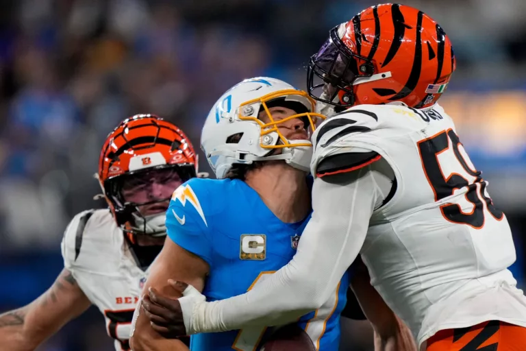 Los Angeles Chargers quarterback Justin Herbert met een opponent van de Cincinnati Bengals