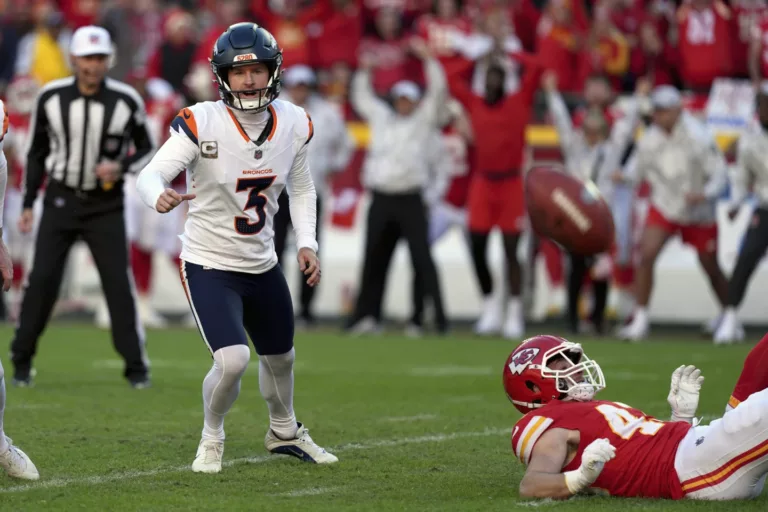 Denver Broncos kicker Will Lutz ziet zijn field goal geblockt worden