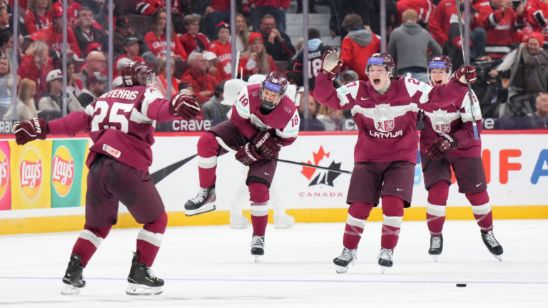 WJC ‘25 recap Day 2: Letland stunt tegen Canada, Zweden foutloos en poules kruipen naar elkaar toe