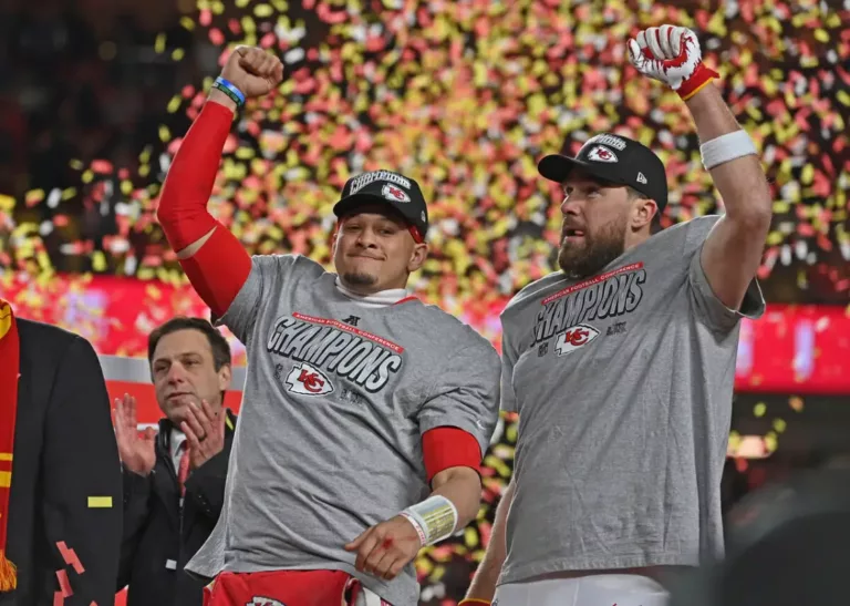 Kansas City Chiefs spelers Patrick Mahomes en Travis Kelce vieren het winnen van de AFC Championship Game