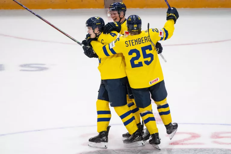 WJC ‘25 recap Day 6: VS wint ‘klassieker’ van Canada, Zweden vier op een rij en Finland ruikt aan groepswinst