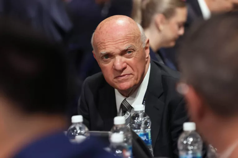 NHL Update: Islanders nemen afscheid van GM Lou Lamoriello
