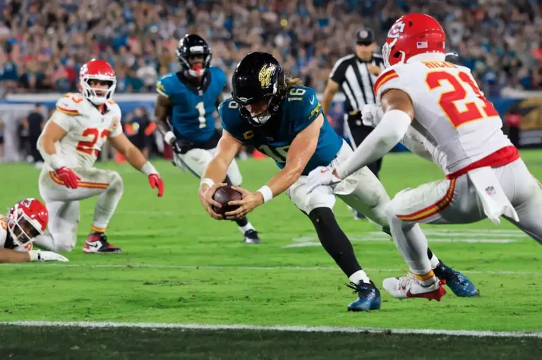Jacksonville Jaguars quarterback Trevor Lawrence scoort een touchdown tegen de Kansas City Chiefs