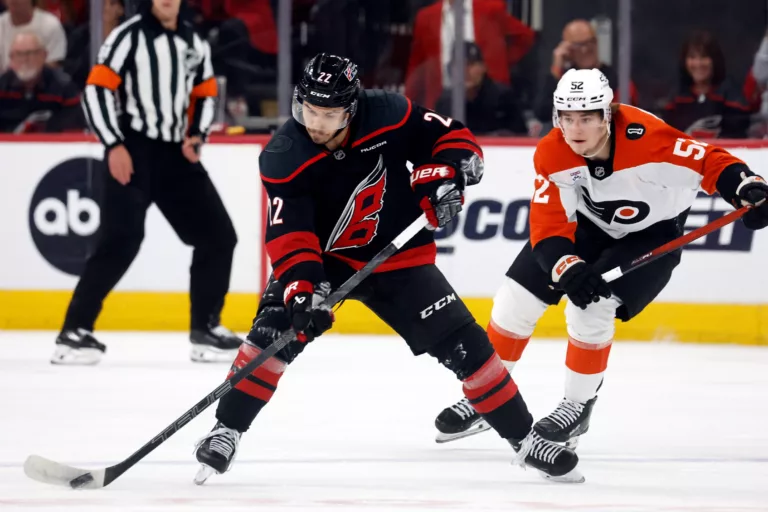 NHL Play-Offs 2026: Carolina Hurricanes overrompelt Philadelphia en blijft foutloos in postseason